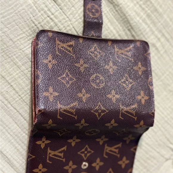 Louis Vuitton Brown and Gold Wallet with Iconic Monogram Design - Picture 3 of 15